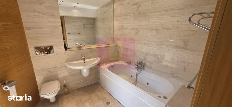 Casă cu 10 camere cu Teren 2813 Mp în Central
