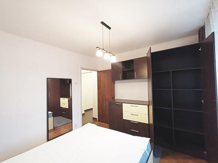 Apartament cu 3 camere decomandat în Lacul Tei
