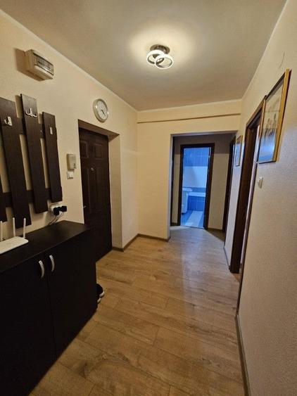 Apartament cu 2 camere decomandat, mobilat în Piața Centrală