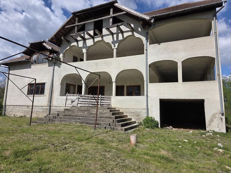 Casă cu 4 camere în Cârnești
