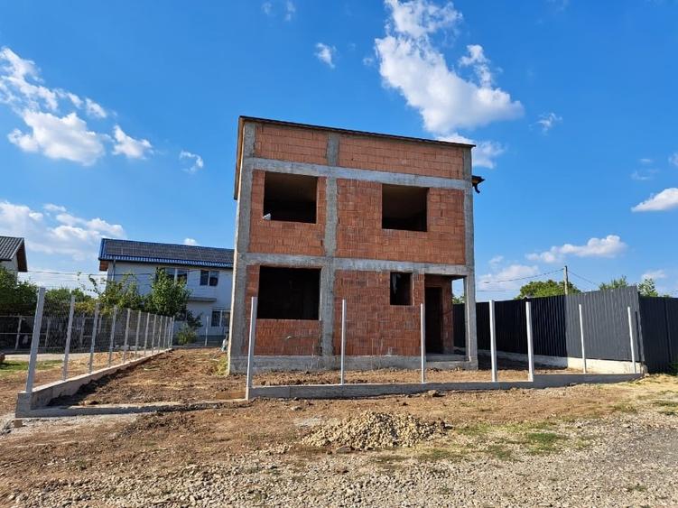 Casă individuală cu 5 camere cu Teren 300 Mp în Central