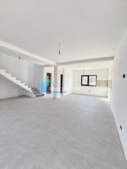 Duplex cu 4 camere cu Canalizare în Moșnița Nouă