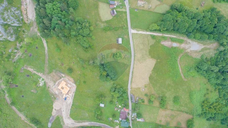Teren Construcții intravilan de 2058 mp, în Dâmbovicioara