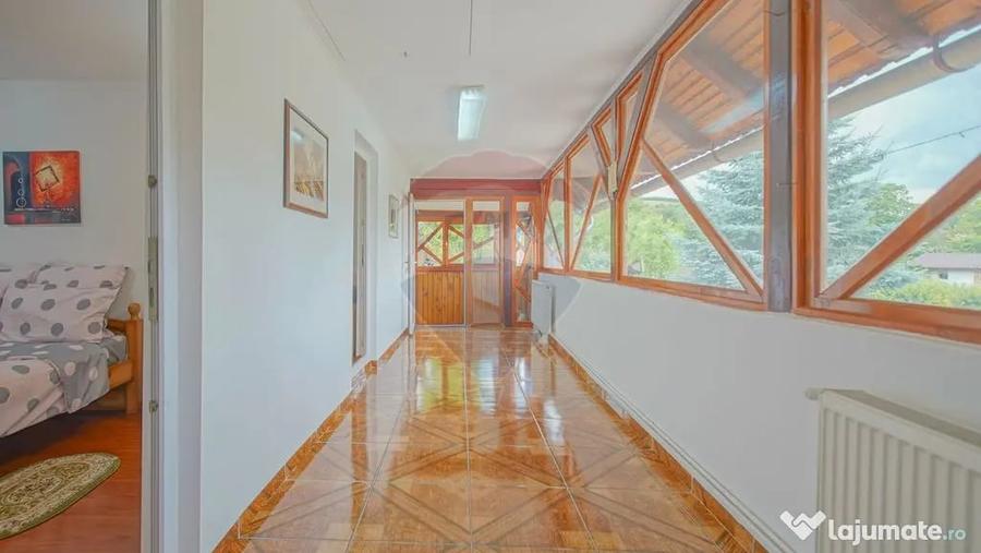 Casă cu 7 camere cu Teren 800 Mp în Purcăreni
