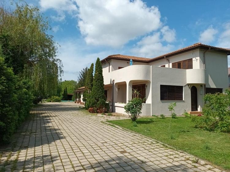 Casă individuală cu 8 camere cu Piscina în Ghermănești