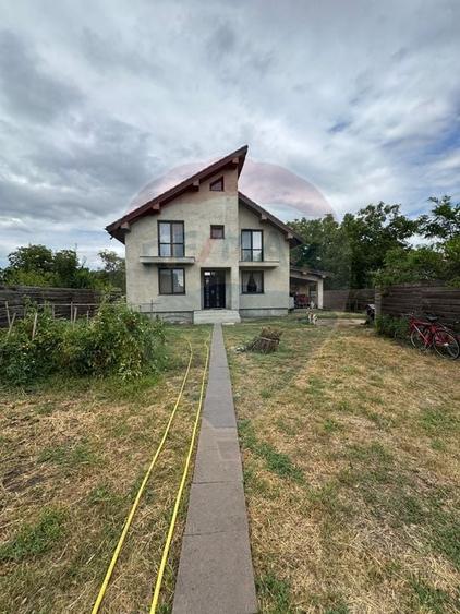 Casă individuală cu 5 camere cu Teren 1268 Mp în Nord