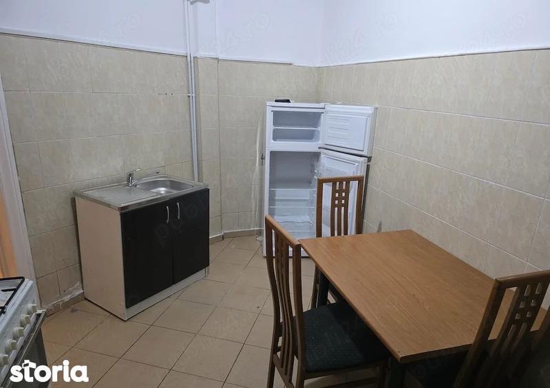 Apartament cu 3 camere semidecomandat în Ștefan cel Mare
