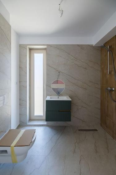 Apartament cu 3 camere decomandat în Tractorul