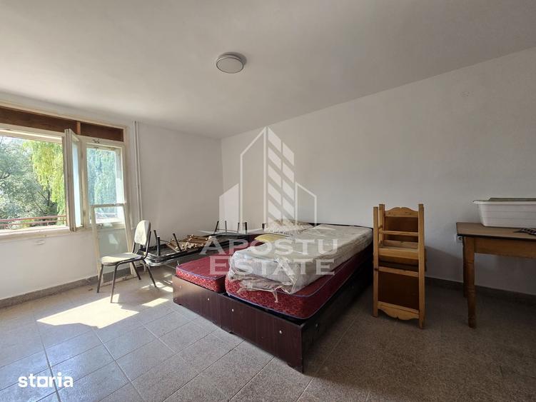 Casă cu 8 camere cu Teren 1140 Mp în Central