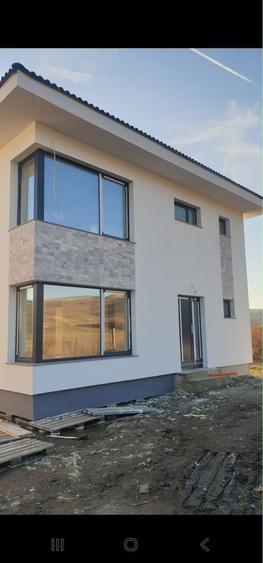 Casă cu 4 camere în Câmpenești