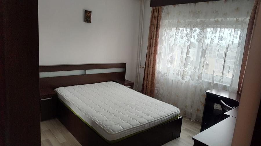 Apartament cu 3 camere semidecomandat în Satu Nou