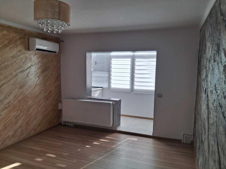 Apartament cu 3 camere semidecomandat în Craiovița Nouă