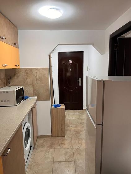 Apartament cu 2 camere semidecomandat, mobilat în P-ța Victoriei