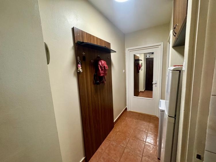 Apartament cu 2 camere semidecomandat, mobilat în Dacia