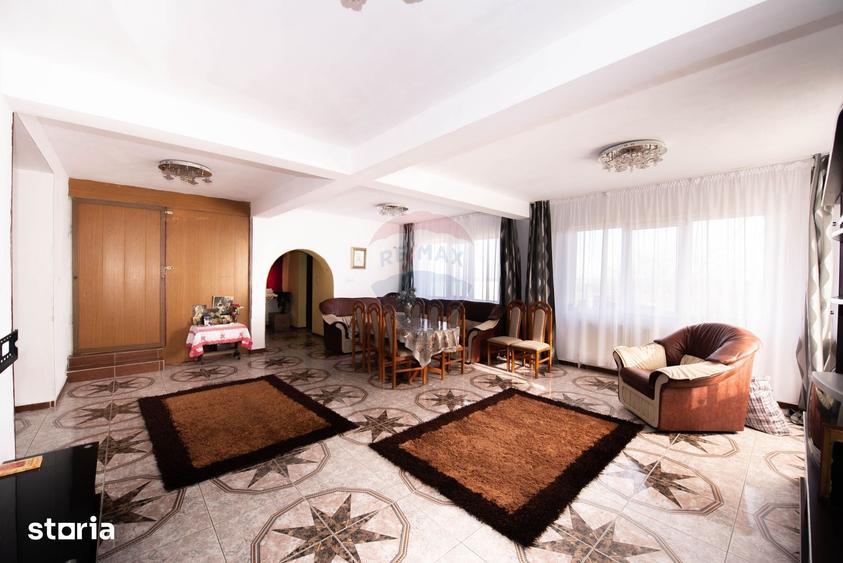 Casă cu 7 camere cu Teren 466 Mp în Central