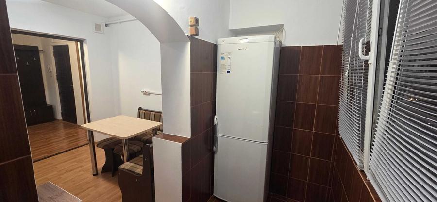 Apartament cu 3 camere semidecomandat, mobilat în Aradului