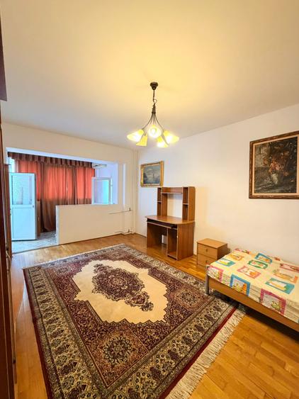 Apartament cu 3 camere decomandat, mobilat în Costin Georgian