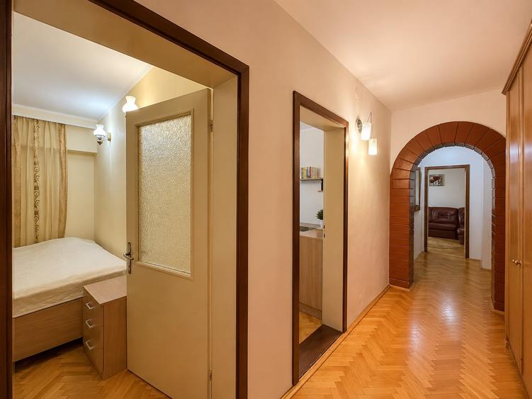 Apartament cu 3 camere decomandat, mobilat în Nicolina