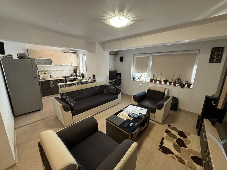 Apartament cu 2 camere decomandat, mobilat în Kamsas