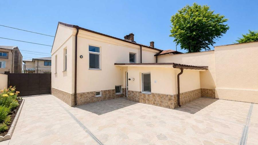 Casă cu 4 camere cu Teren 250 Mp în Central