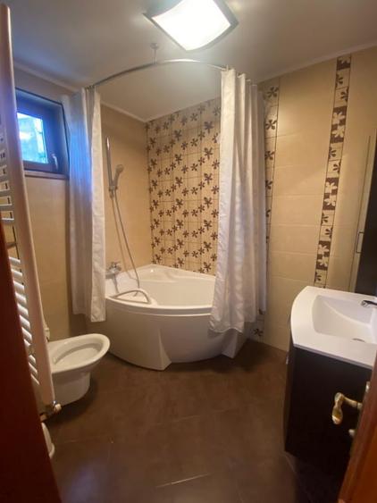 Casă individuală cu 7 camere cu Canalizare în Ultracentral