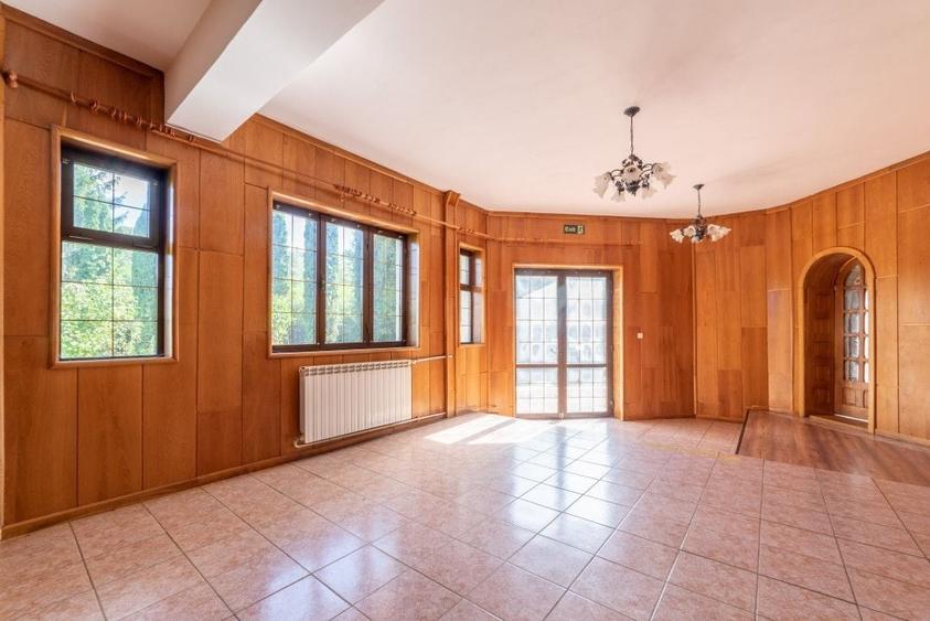 Casă individuală cu 9 camere cu Canalizare în Bascov