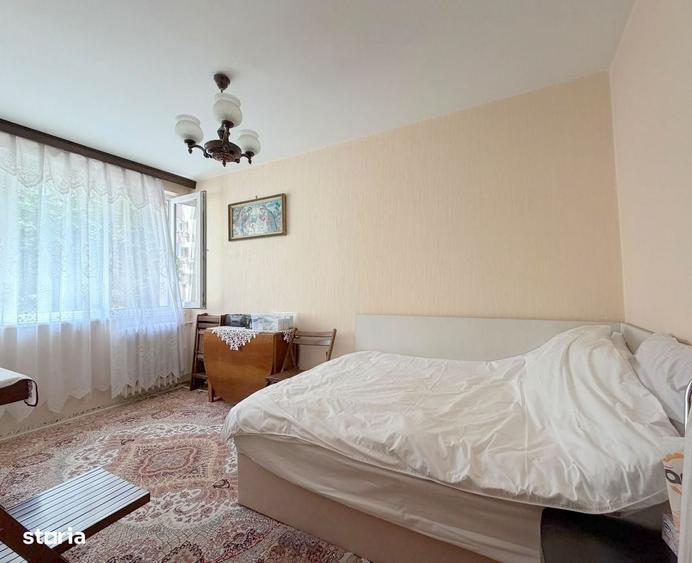 Apartament cu 3 camere semidecomandat în Costin Georgian