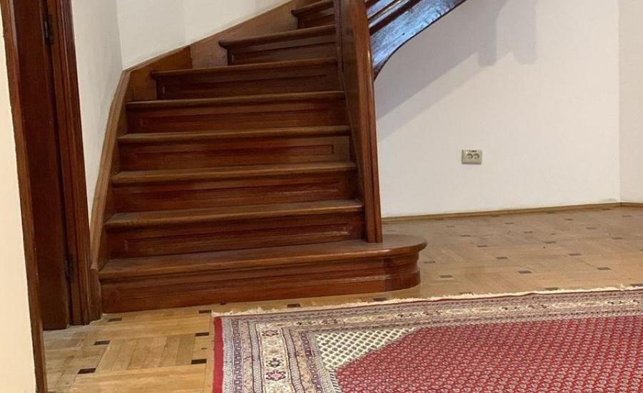 Casă cu 9 camere cu Garaj în Universitate