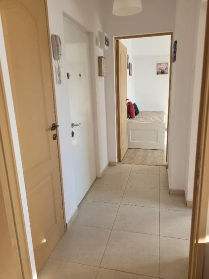 Apartament cu 3 camere semidecomandat, mobilat în Calea Victoriei