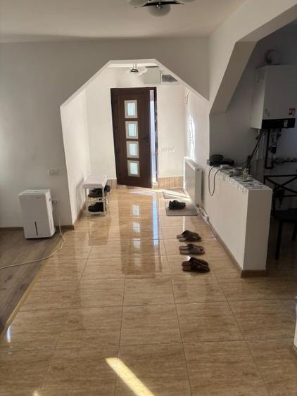 Casă individuală cu 5 camere cu Canalizare în Central