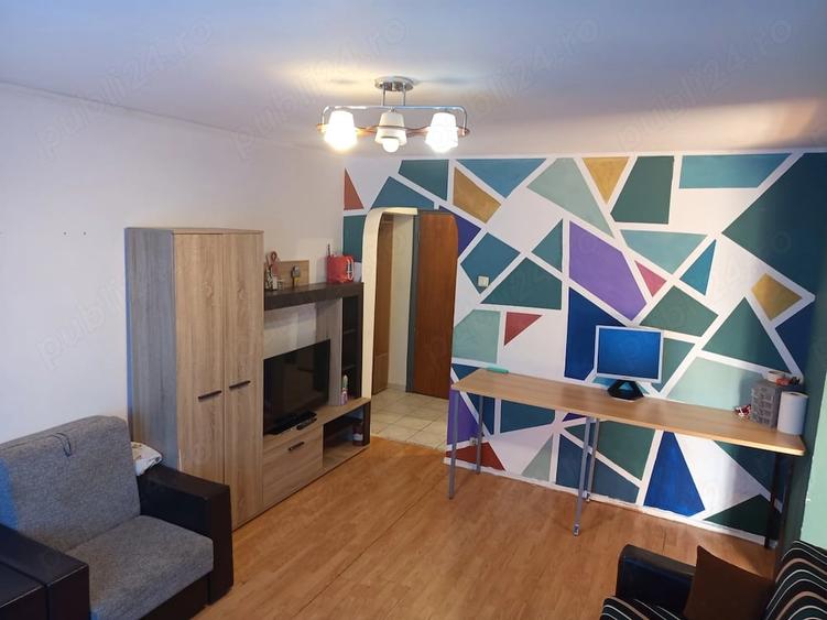 Apartament cu 2 camere semidecomandat în P-ța Victoriei