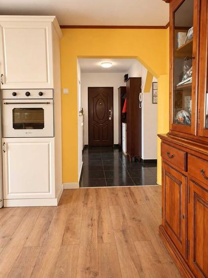 Apartament cu 3 camere decomandat în Carpați 2