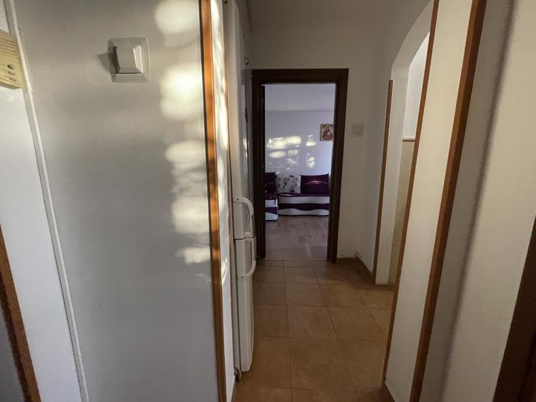 Apartament cu 2 camere semidecomandat, mobilat în Tei