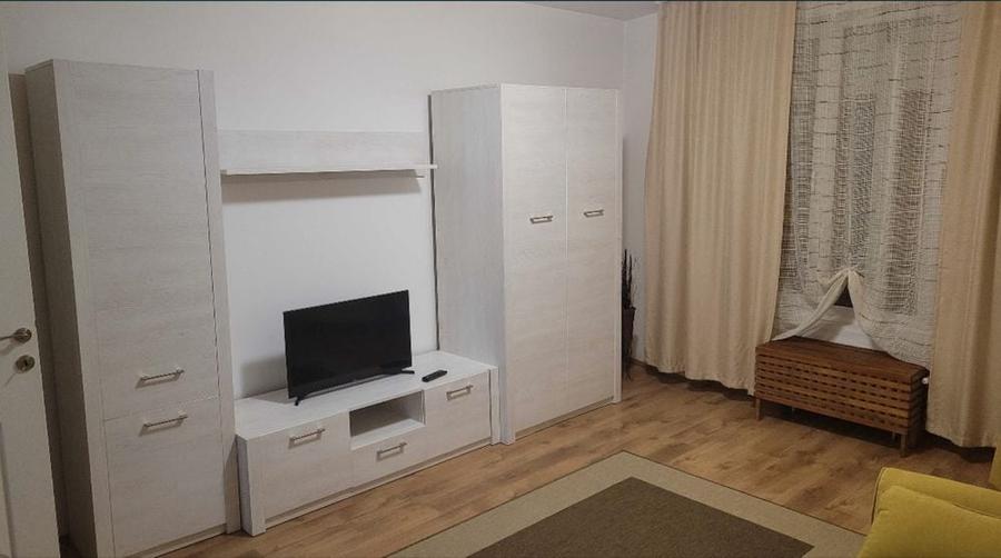 Proprietar, inchiriez garsoniera Dambu deasupra Postei etaj 2 - 3
