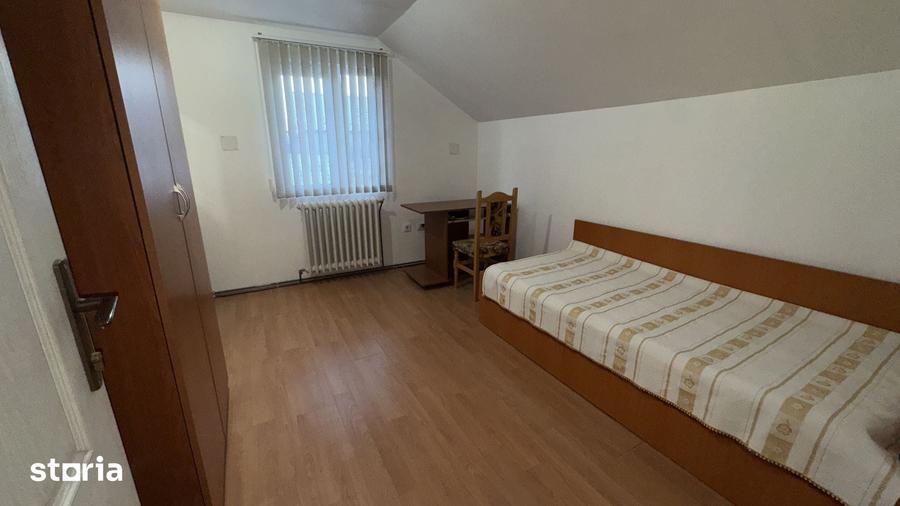 Casă cu 6 camere decomandat cu Teren 196 Mp în Sărărie