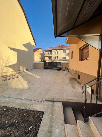 Casă cu 5 camere cu Teren 300 Mp în Exterior Vest