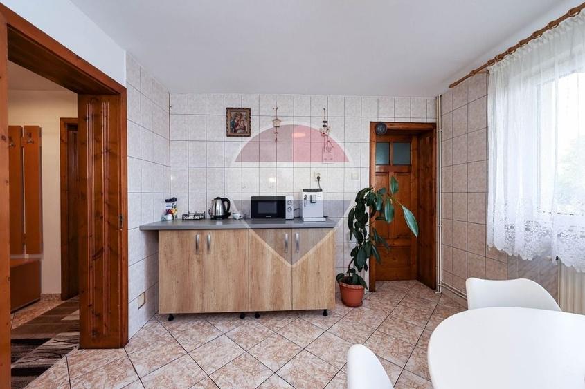 Casă individuală cu 8 camere cu Teren 720 Mp în Central