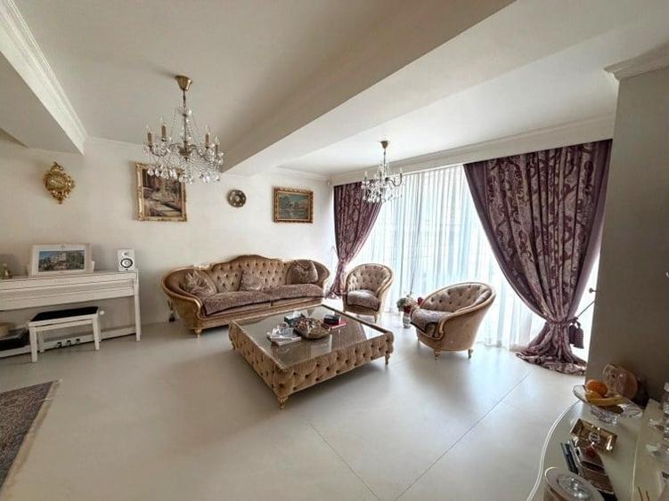 Casă cu 6 camere cu Garaj în Primăverii