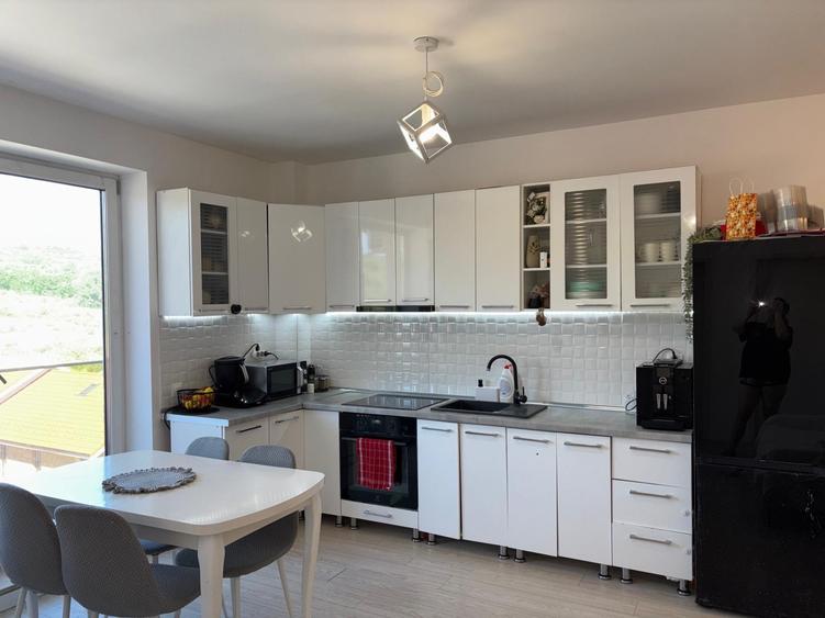 Apartament cu 3 camere semidecomandat, mobilat în Chinteni