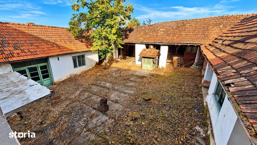 Casă semidecomandat cu Teren 944 Mp în Forotic
