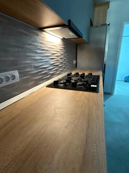 Apartament cu 3 camere decomandat în Tractorul