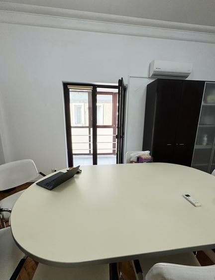 Apartament cu 4 camere semidecomandat în Aviatorilor