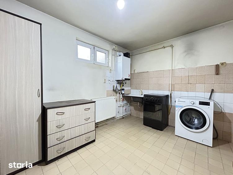 Casă cu 9 camere cu Canalizare în Central