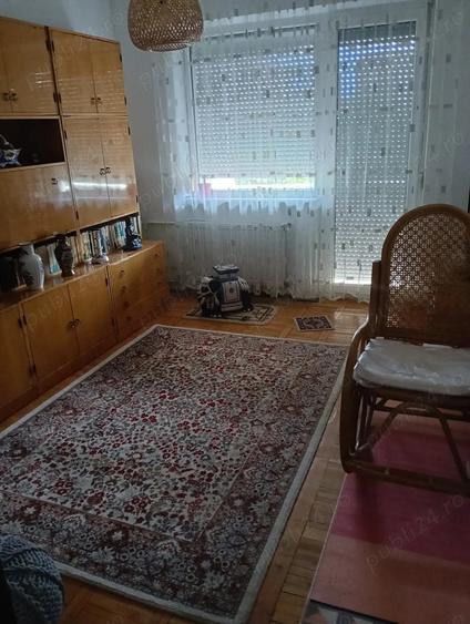 Apartament cu 4 camere semidecomandat în Dacia