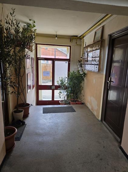 Apartament cu 3 camere semidecomandat în Central