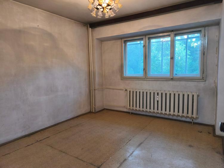 Apartament cu 3 camere semidecomandat în Drumul Taberei