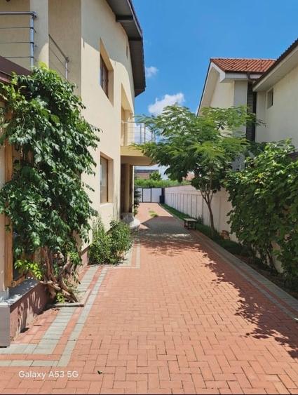 Casă individuală cu 5 camere cu Canalizare în Central
