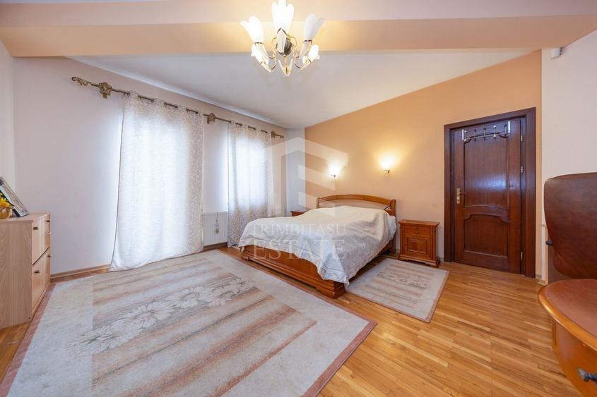Casă individuală cu 8 camere cu Canalizare în Central