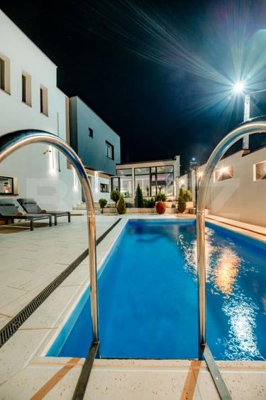Casă individuală cu 10 camere cu Piscina în Sântana de Mureș