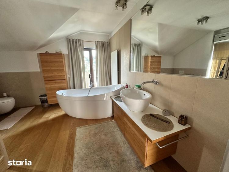 Casă cu 4 camere cu Teren 400 Mp în Central